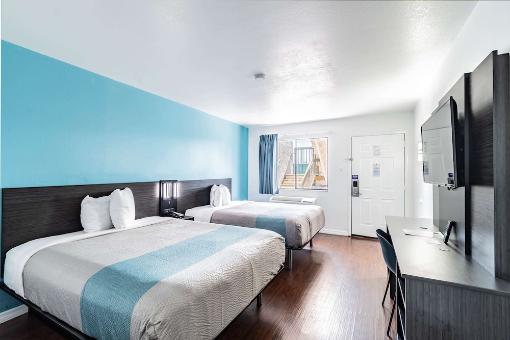 Standard Room, 2 Queen Beds, Non Smoking - Photo 2