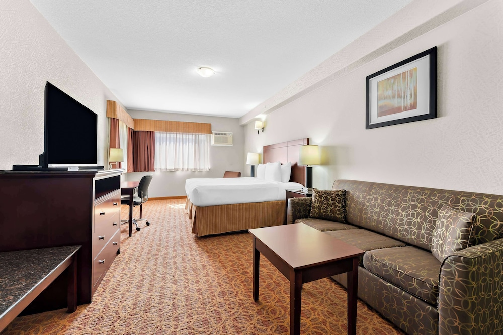 Standard Room, 1 Queen Bed, Non Smoking, Refrigerator & Microwave (Pet Friendly;with Sofabed) - Photo 1