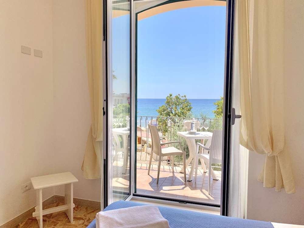 Standard Quadruple Room, Terrace, Sea View photo 3