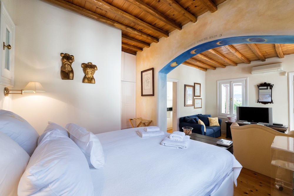 Suite, Sea View (House of the Moon, House of the Sky)
