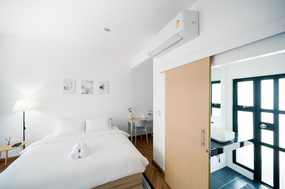 Classic Double Room, 1 King Bed, Bathtub photo 3