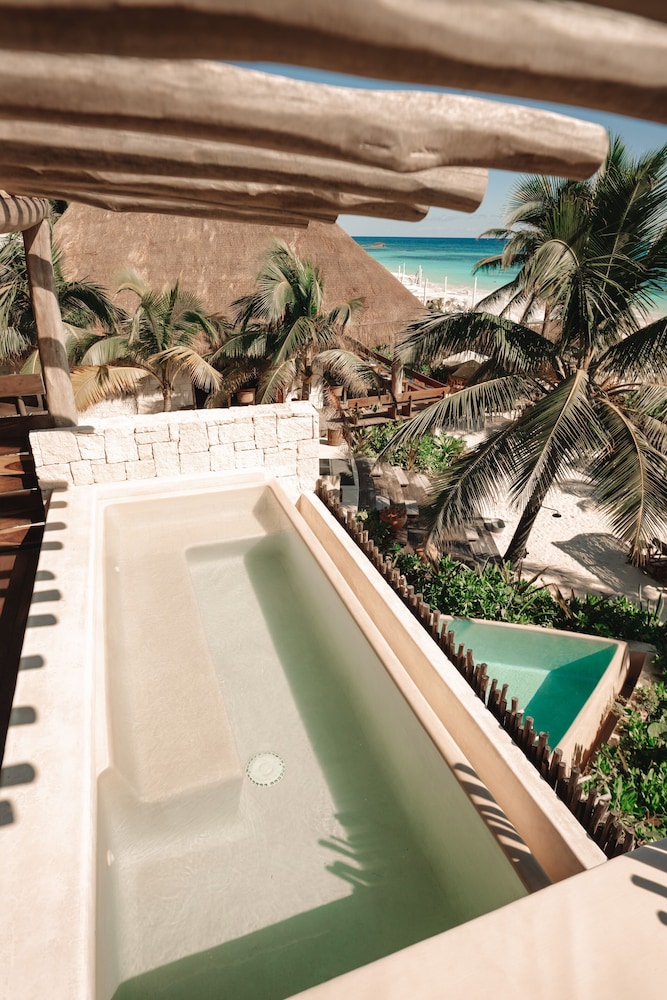 Suite First Floor Ocean Front - Photo 12