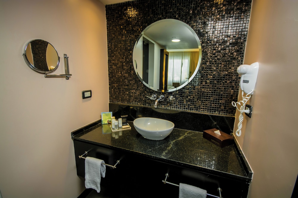 Classic Double Room, 2 Queen Beds, City View photo 3