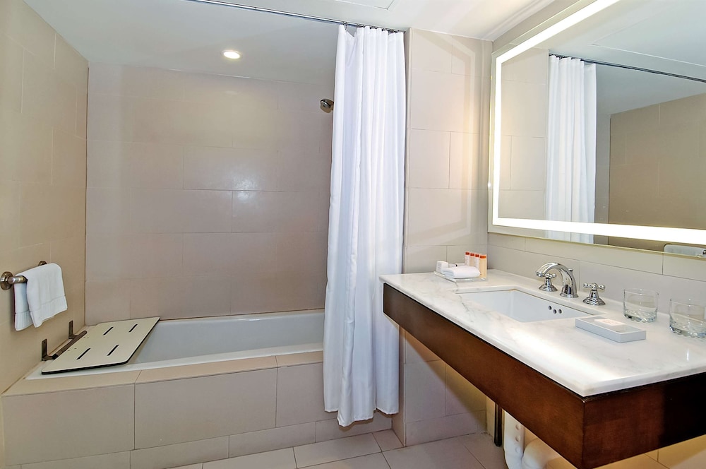 Room, 2 Queen Beds, Accessible, Bathtub - Photo 4