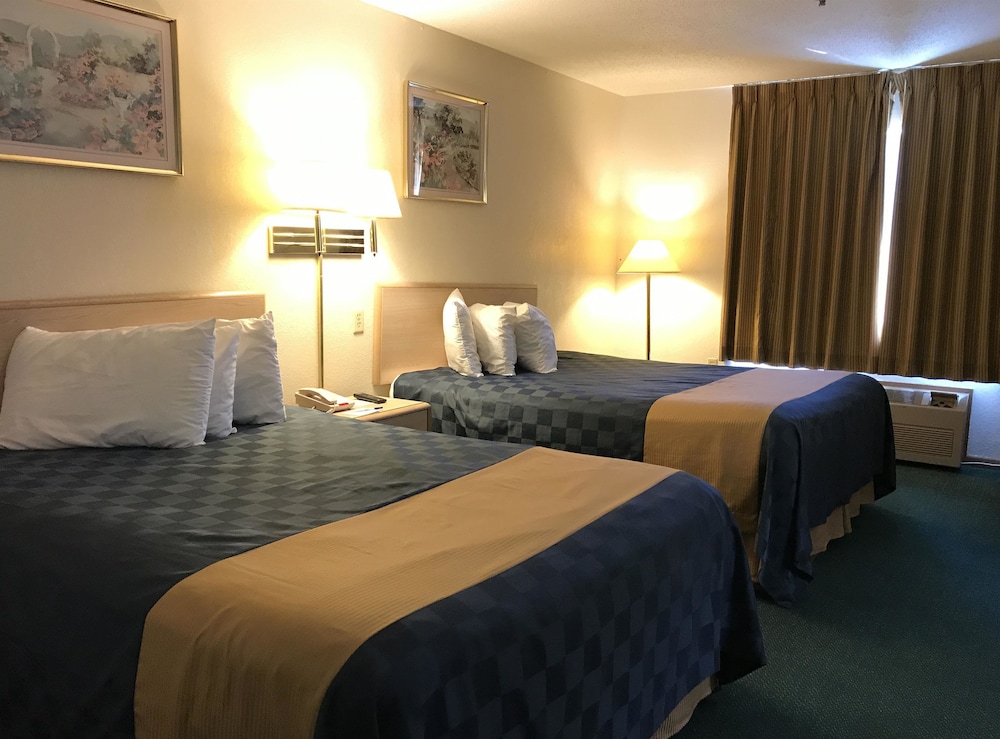 Room, 2 Queen Beds, Smoking photo 1