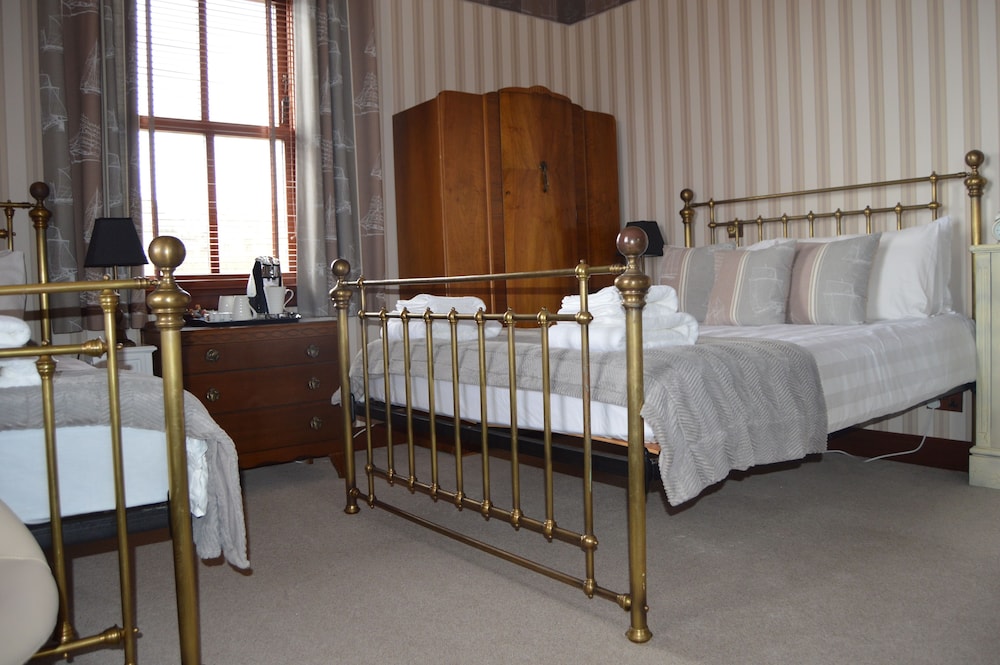 Double or Twin Room (Large) photo 2