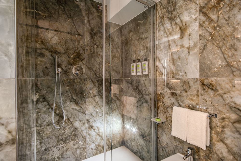Business Suite - Photo 3