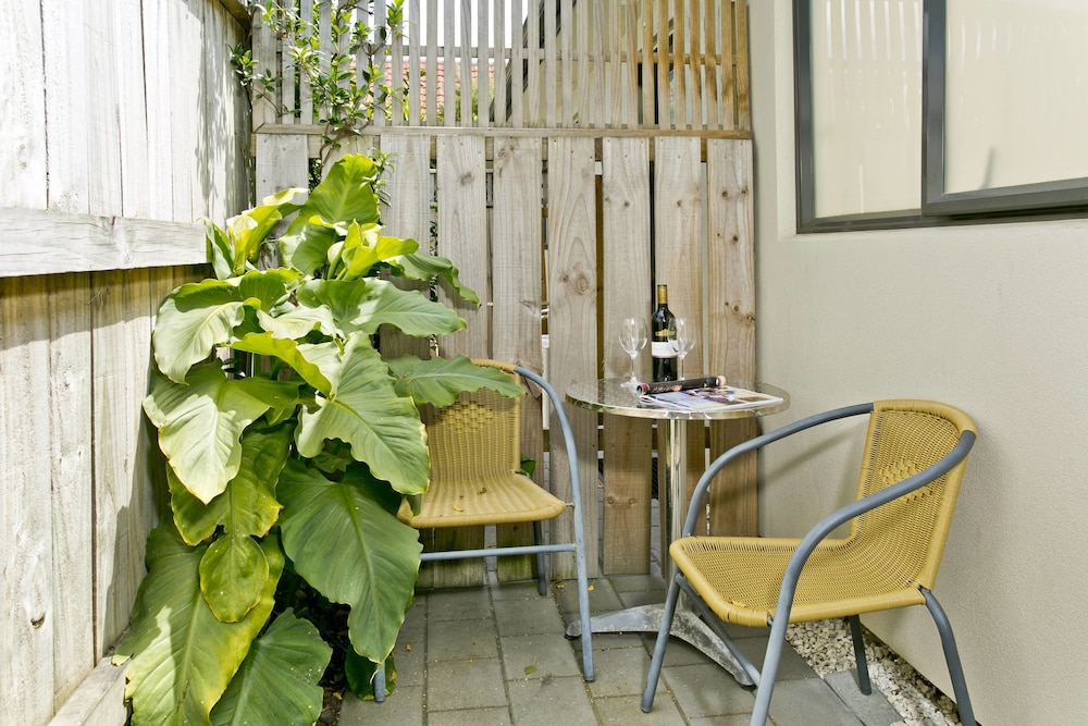 Superior Studio, Multiple Beds, Jetted Tub, Courtyard Area photo 2