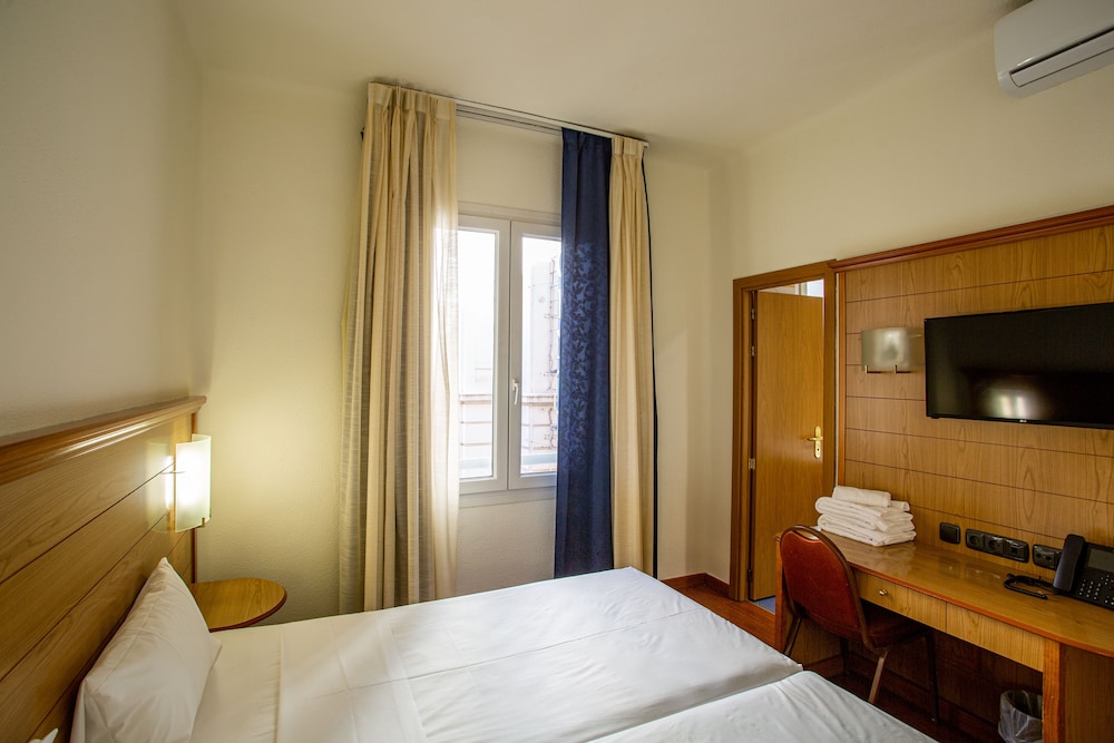Double or Twin Room - Photo 17