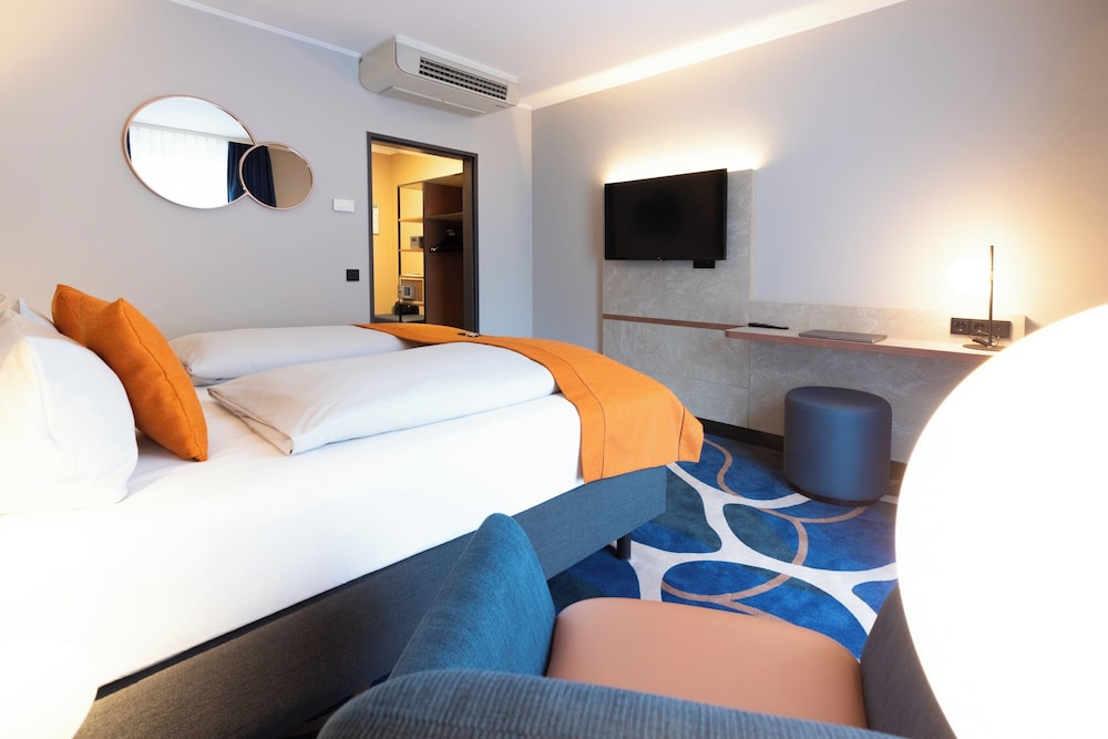Standard Room, 1 Queen Bed, Park View - Photo 4