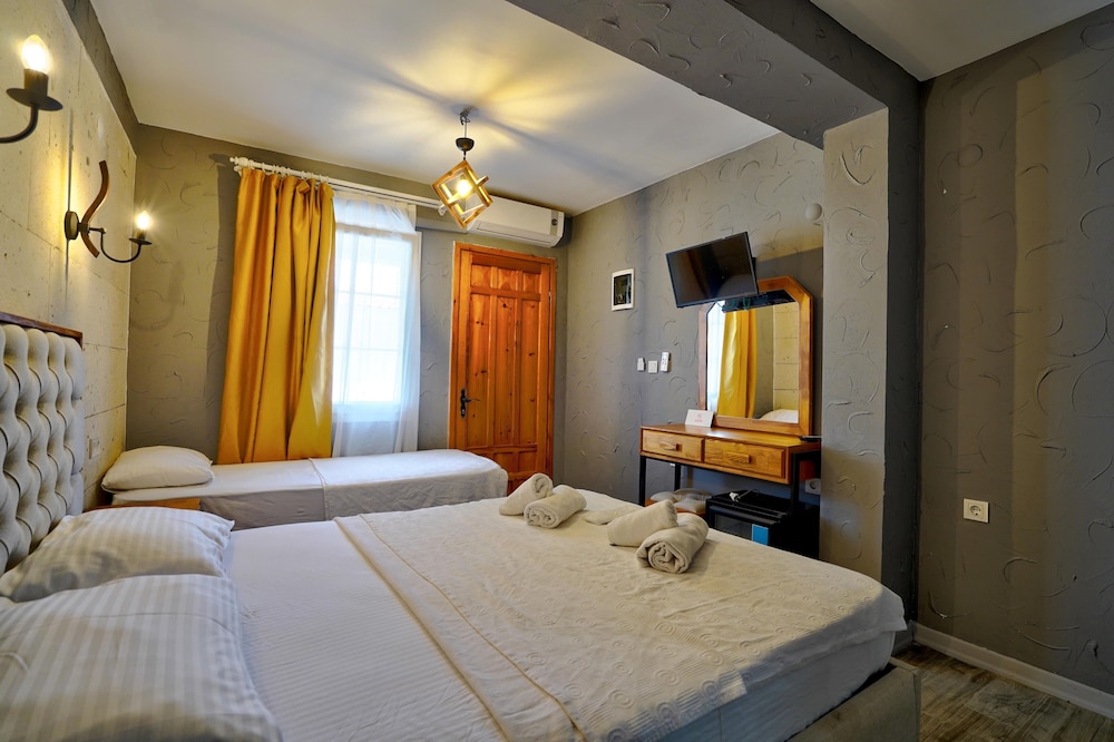 Standard Triple Room - Photo 1