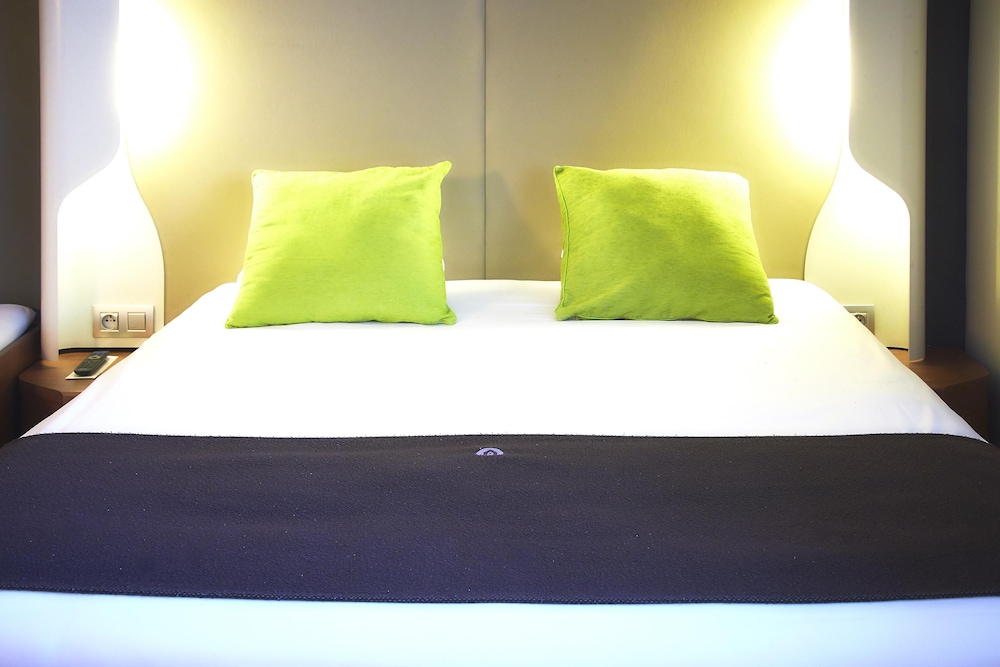 Standard Room, Multiple Beds - Photo 1