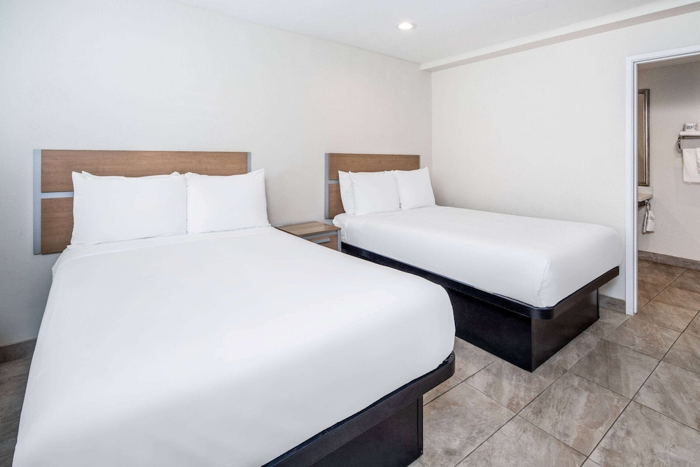 Room, 2 Twin Beds, Accessible, Non Smoking (Mobility, Roll-In Shower) - Photo 5