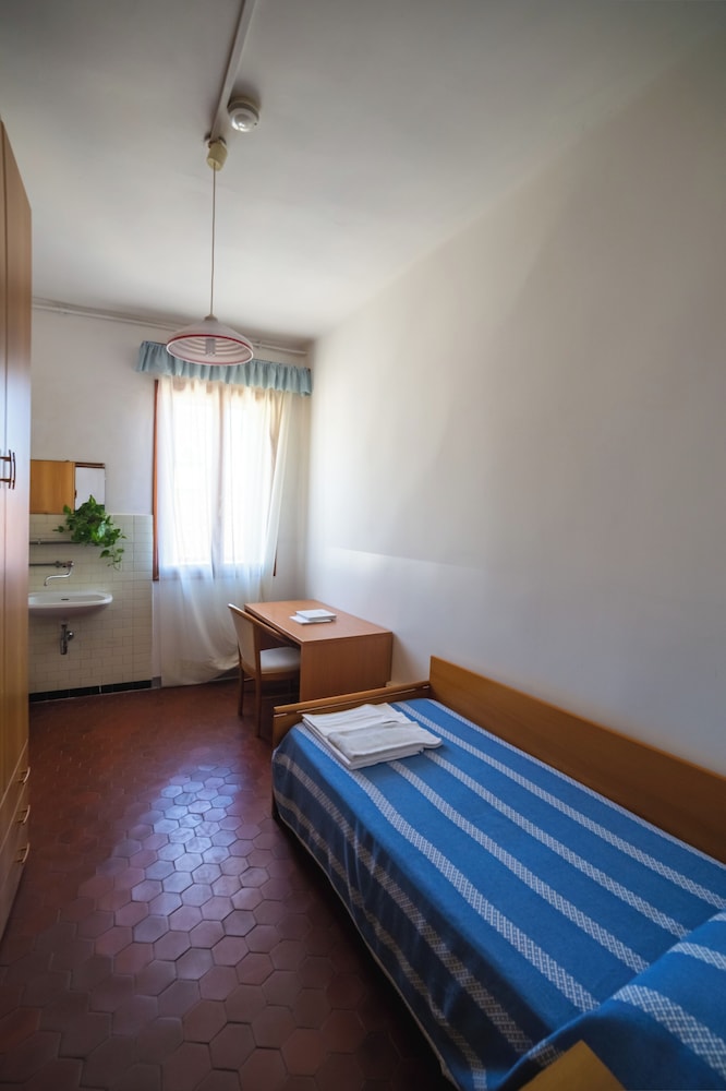 Basic Single Room, Non Smoking, Shared Bathroom photo 1