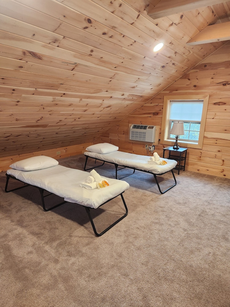 Rosewood Villa #16, Brand New 2 Bedroom Log Cabin photo 2
