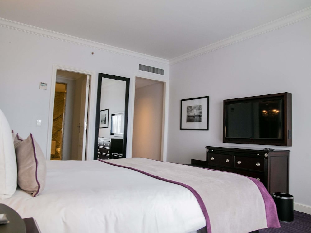 Suite, 1 Queen Bed thumbnail 5