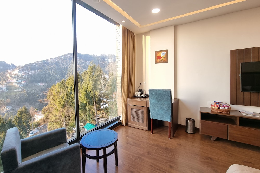 Premium Room, 1 King Bed, Non Smoking, Mountain View - Photo 15