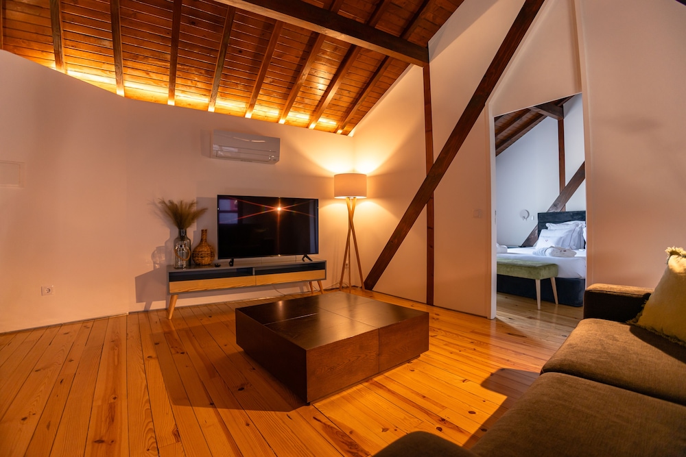 Standard House - Photo 9