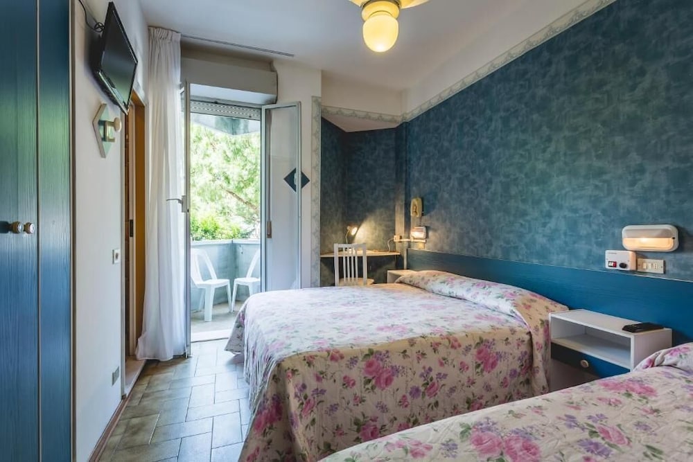 Standard Room, Multiple Beds photo 1