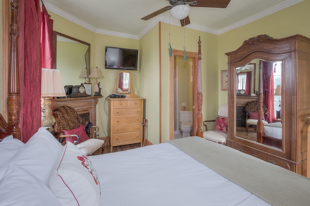 Room, 1 Queen Bed (Room 4) photo 1