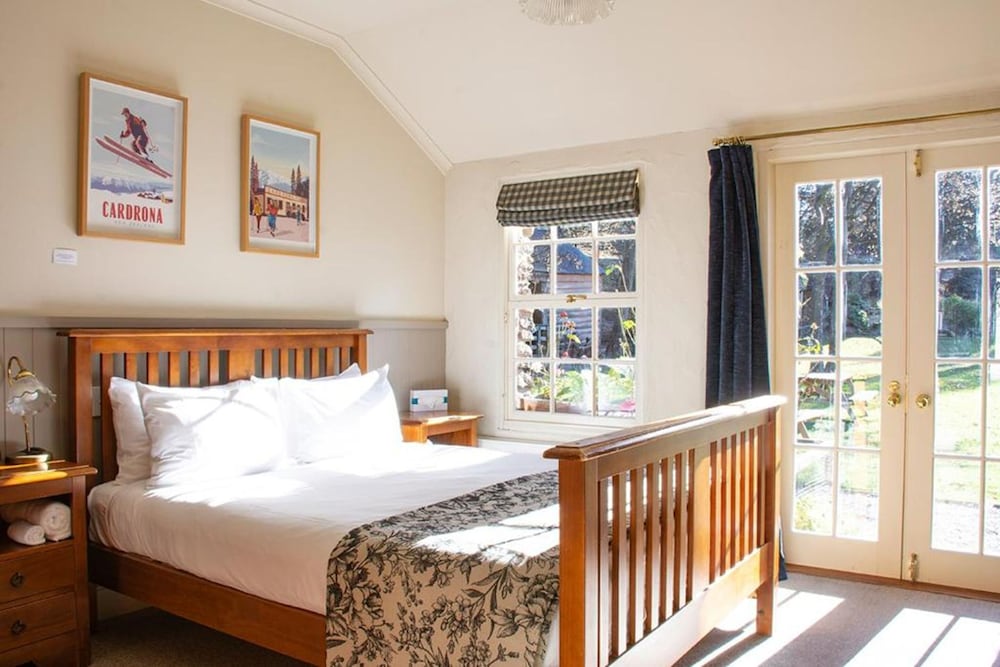 Standard Room, 1 King Bed photo 2