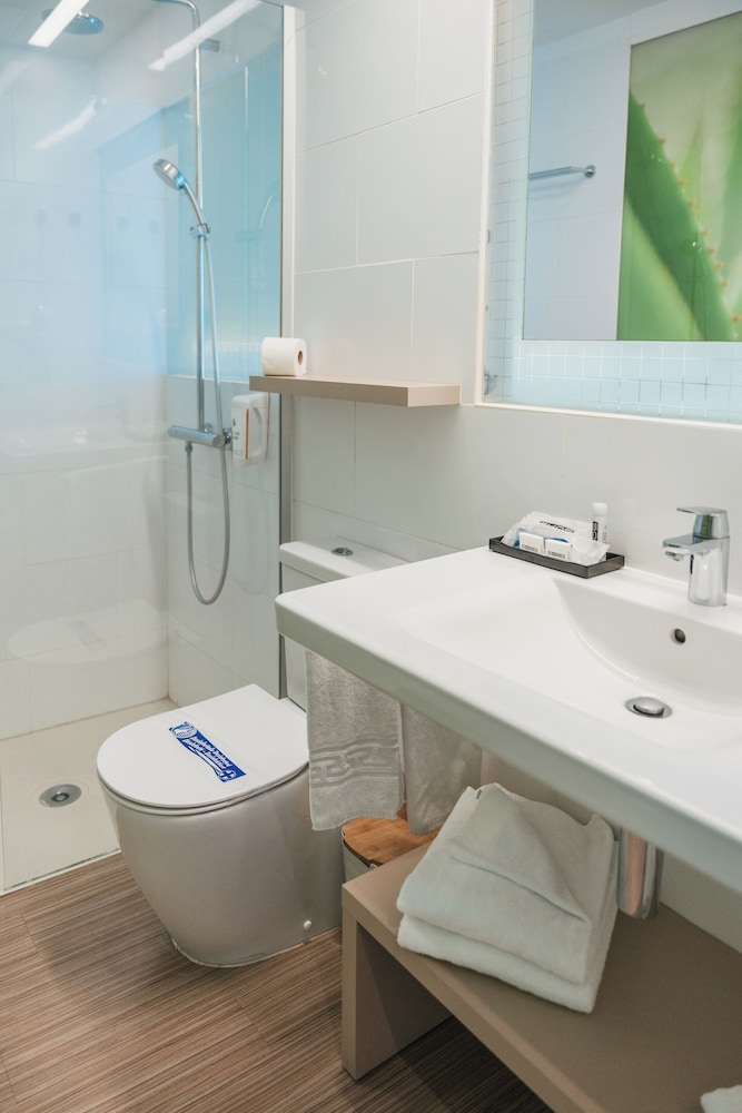 Standard Double Room Single Use, Balcony, Sea View thumbnail 6