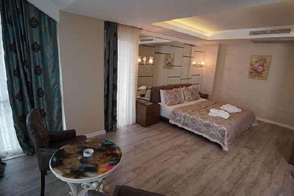 Suite, City View