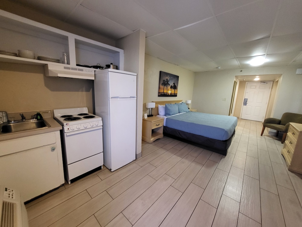 Standard Studio, 1 King Bed, Kitchenette, Partial Ocean View (Poolside) - Photo 2