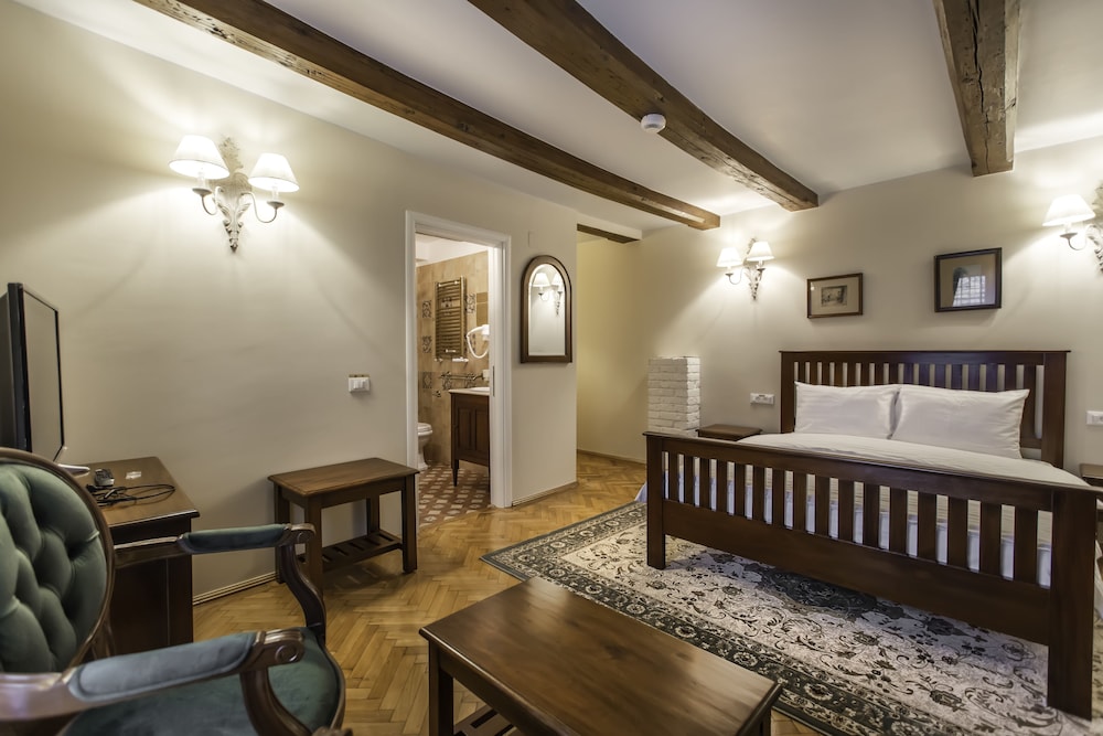 Deluxe Room, 1 Queen Bed, Non Smoking, Mountain View photo 1