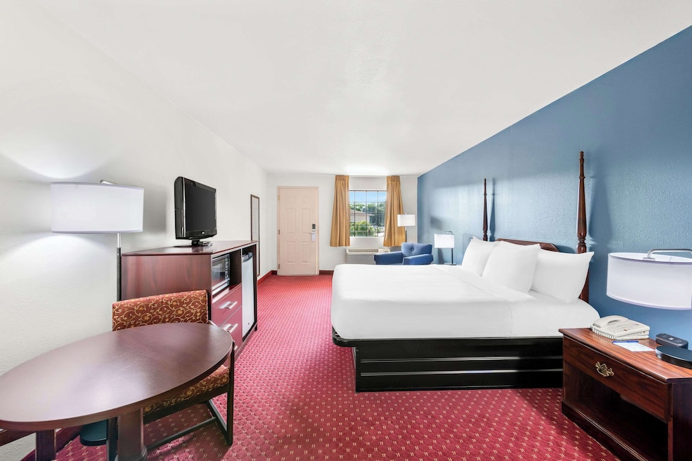 Room, 1 King Bed, Non Smoking - Photo 3