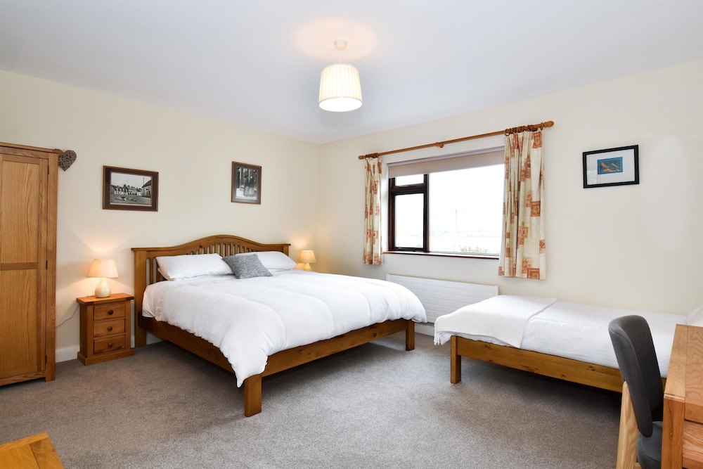 Triple Room, Multiple Beds, Ensuite photo 1