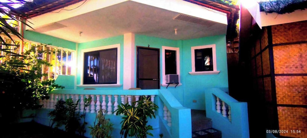 Basic Cottage, Beach View