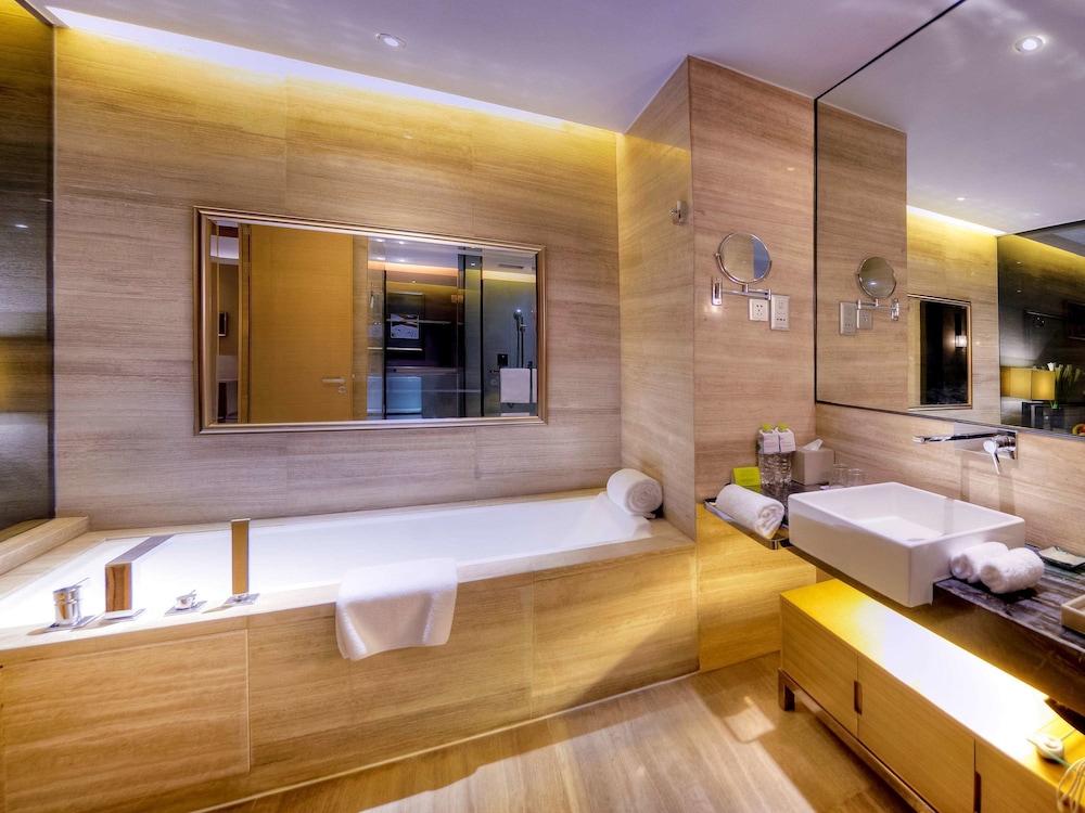 Deluxe Suite, 1 King Bed - Photo 4