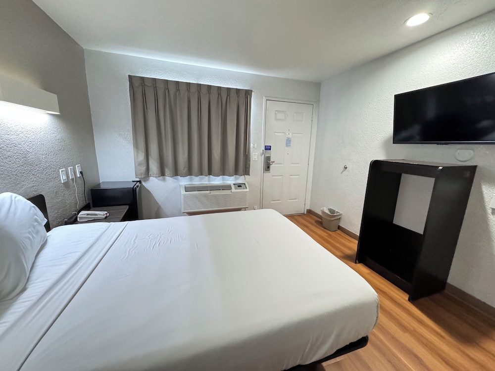 Standard Room, 1 Double Bed, Accessible, Non Smoking photo 2