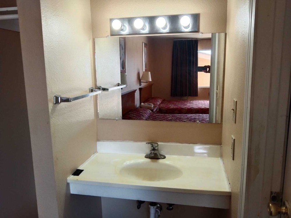 Standard Room, 1 Queen Bed, Accessible, Non Smoking - Photo 4
