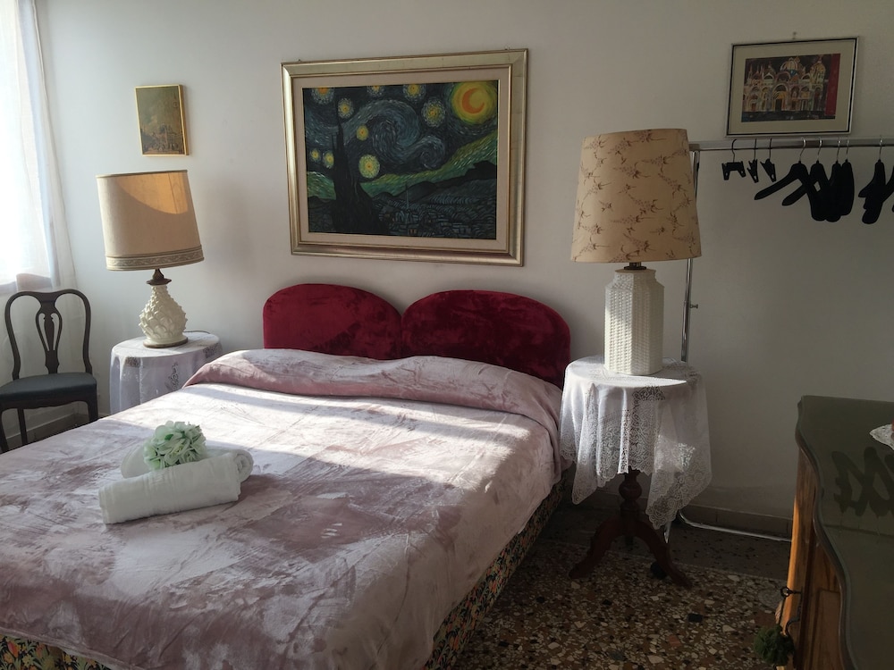 Honeymoon Room, Shared Bathroom, Canal View photo 3