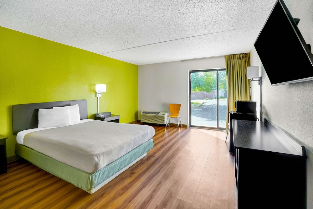 Standard Room, 1 Queen Bed, Smoking, Refrigerator & Microwave photo 2