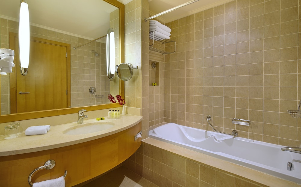Classic Room, 1 King Bed, Smoking, Pool Access - Photo 5