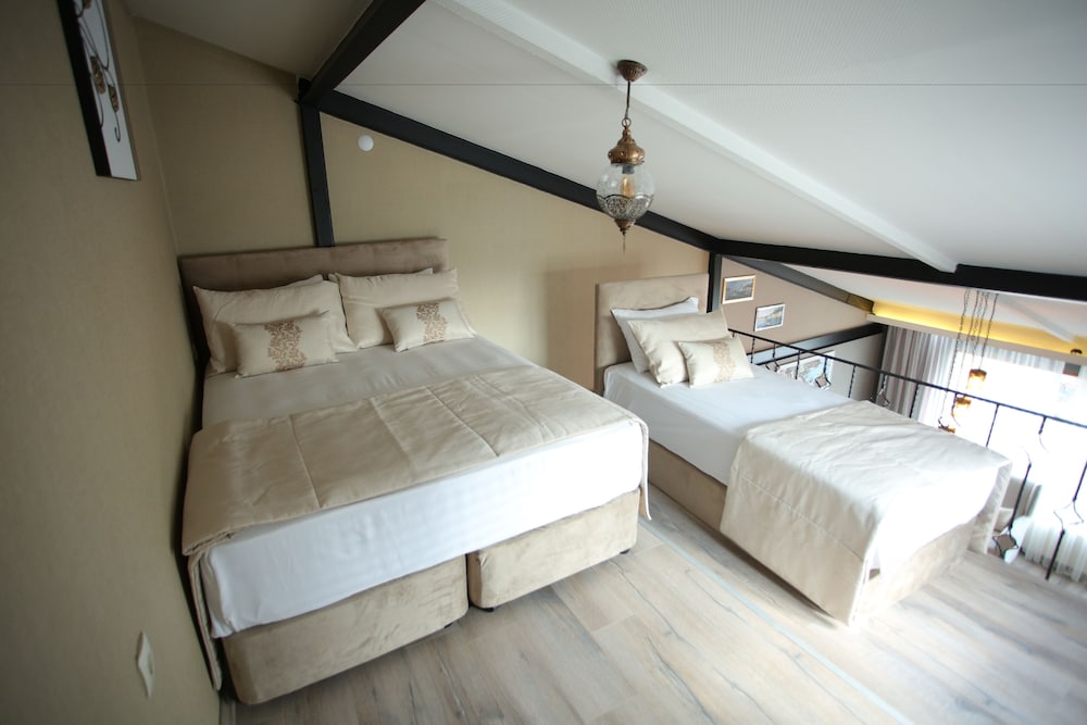 City Loft, 2 Queen Beds photo 2