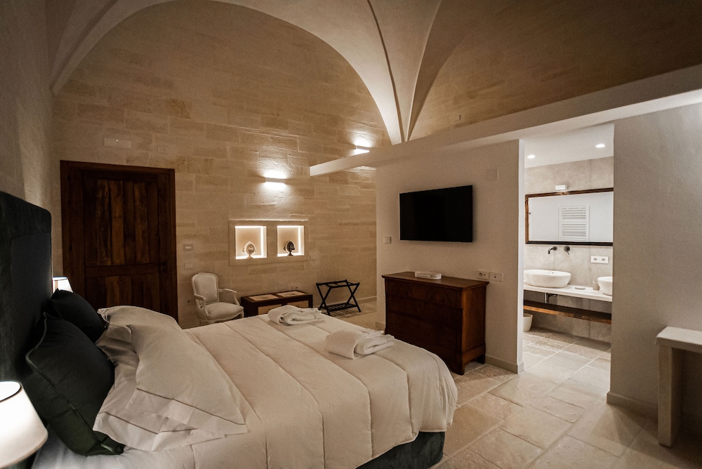 Deluxe Room, 1 King Bed photo 1