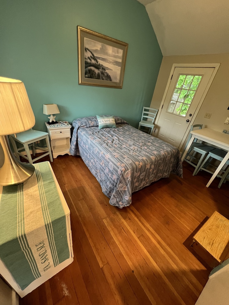 Basic Cabin, Multiple Beds, Hot Tub photo 1