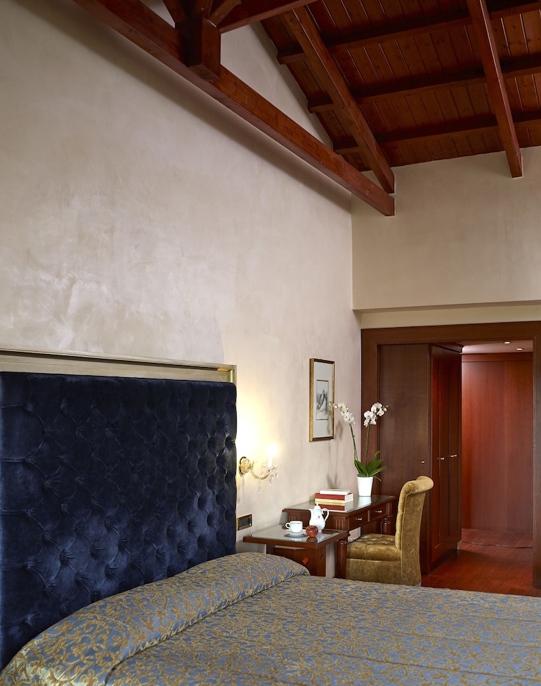 Executive Room - Photo 2