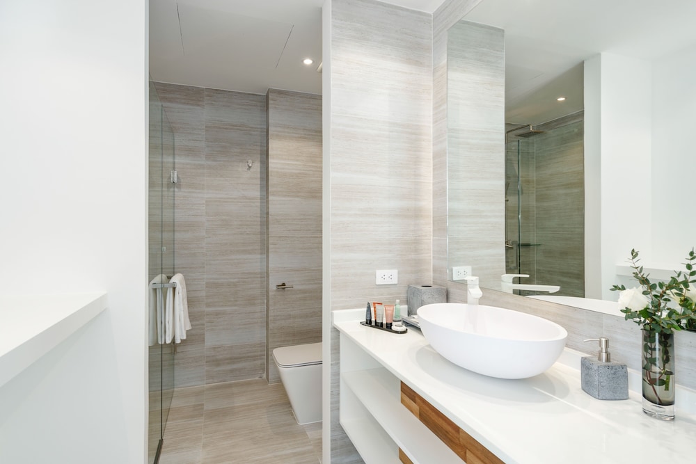 Grand Deluxe Corner Suite - Photo 4