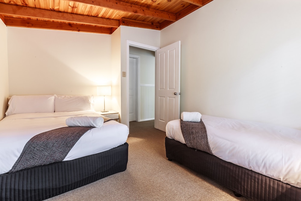 Elite Cottage, 2 Bedrooms, Fireplace, Garden View photo 2