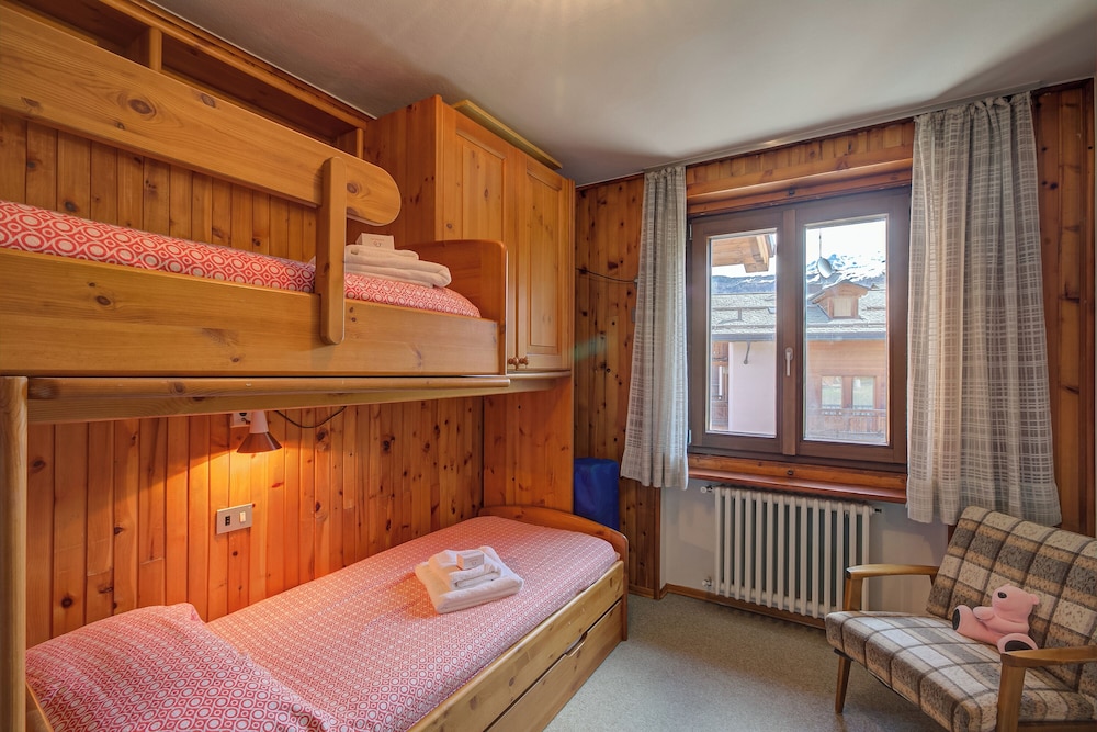 Family Apartment, Multiple Bedrooms, Mountainside (Casa Ciuk)