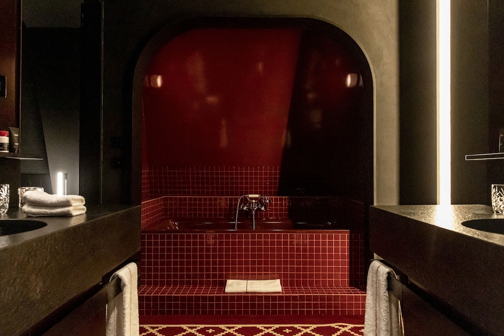 Signature Suite, 1 King Bed, Pool Access photo 2