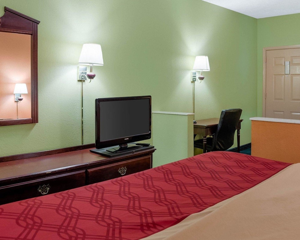 Standard Room, 1 King Bed with Sofa bed, Smoking photo 3