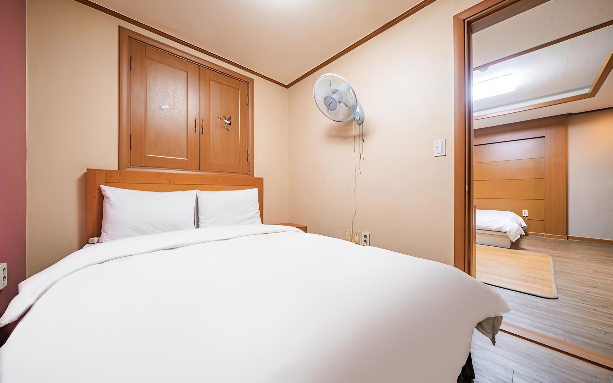 Room (Family Room B (Double + Ondol Netflix) - Photo 5