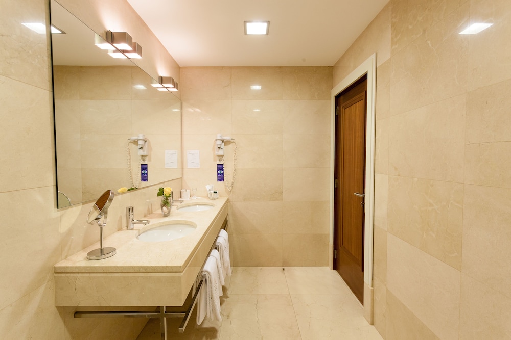 Standard Double or Twin Room - Photo 5