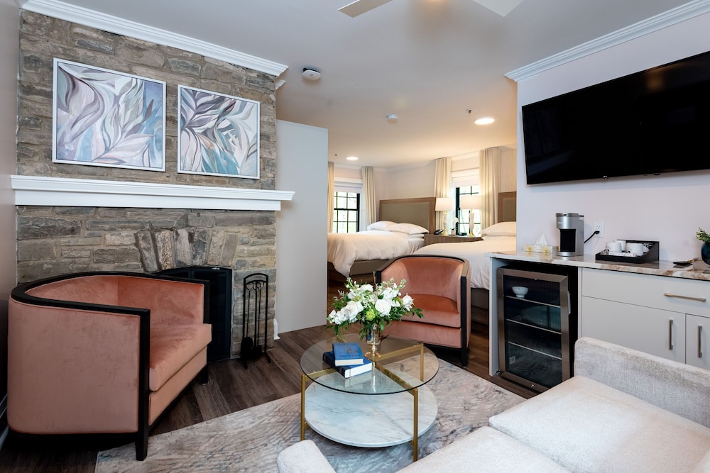 Luxury Suite Double Queen thumbnail 6